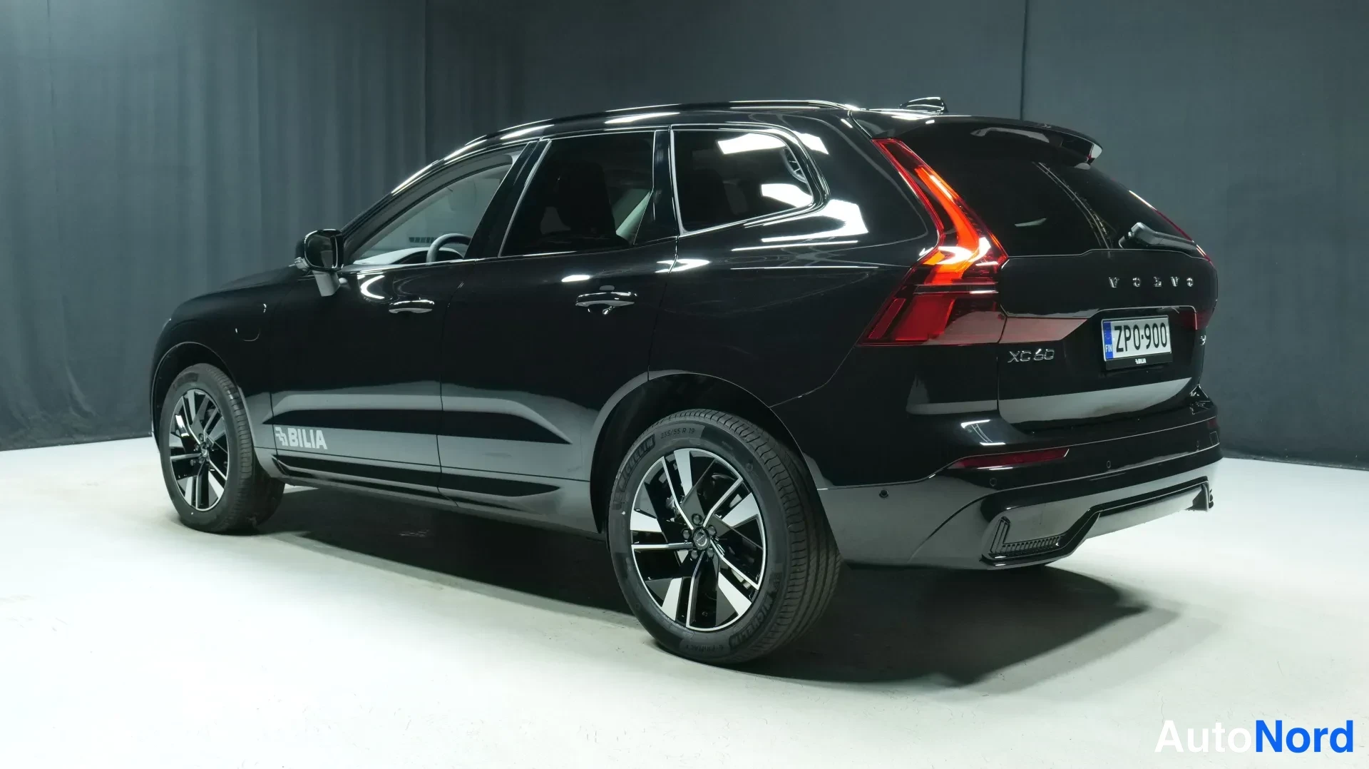Musta Volvo XC60 2026, takaviisto, kuva 3