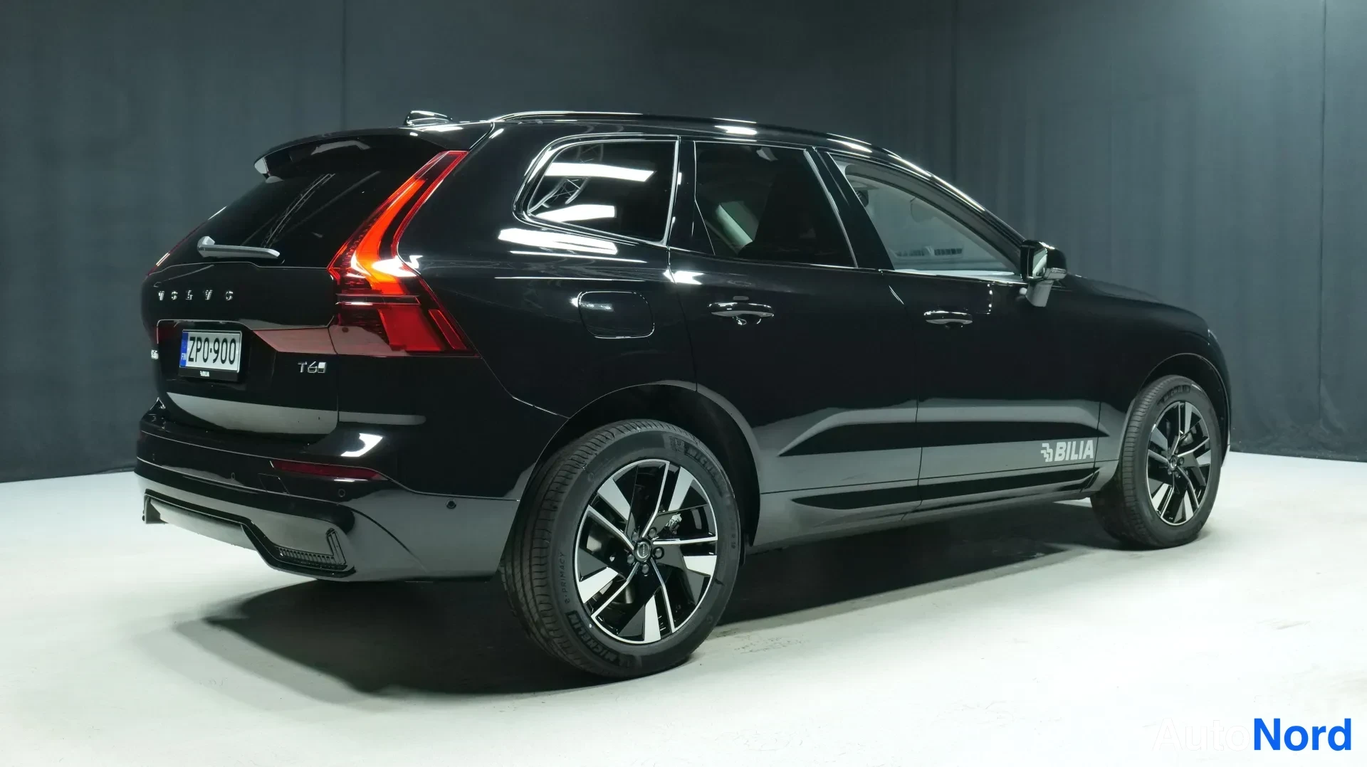 Musta Volvo XC60 2026, takaviisto, kuva 4