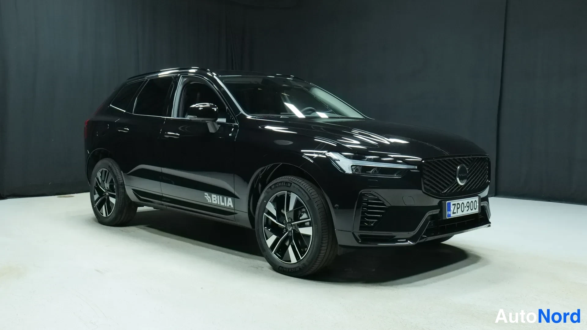 Musta Volvo XC60 2026, etuviisto, keula oikealle, kuva 2