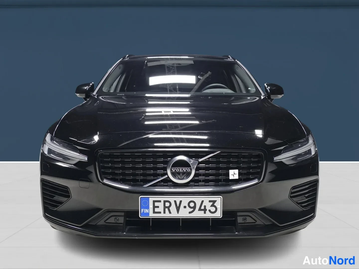 Black Volvo V60 2020, front, photo 3