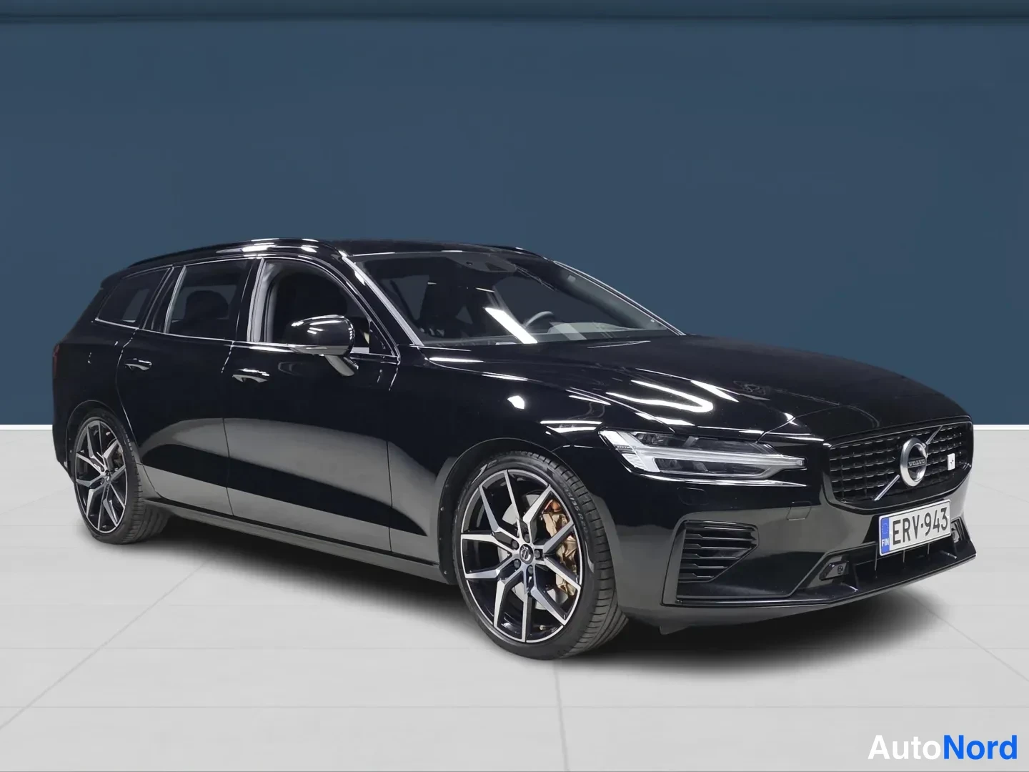 Black Volvo V60 2020, front three-quarter, nose to the right, photo 2