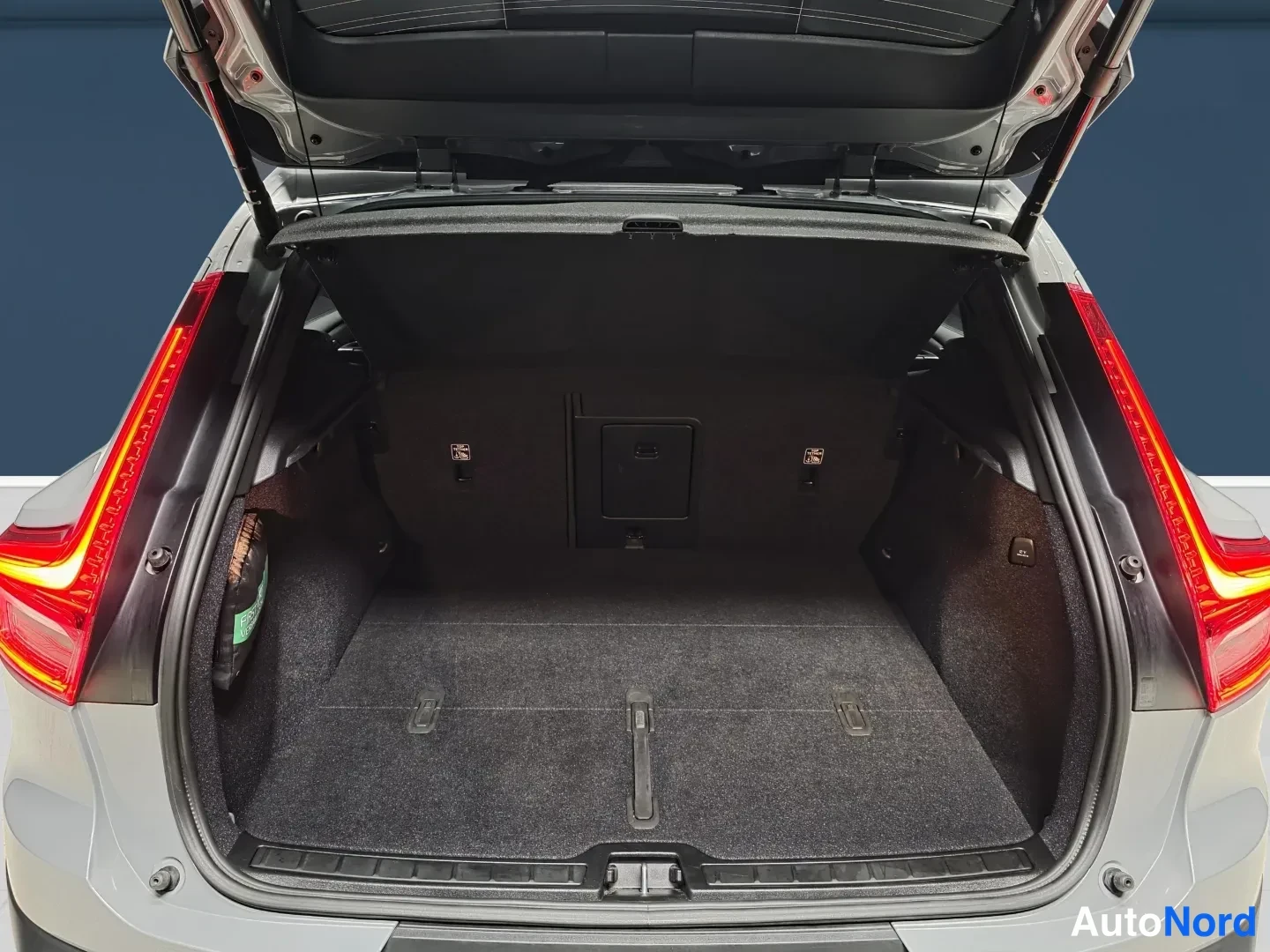 Grey Volvo XC40 2025, rear, photo 10