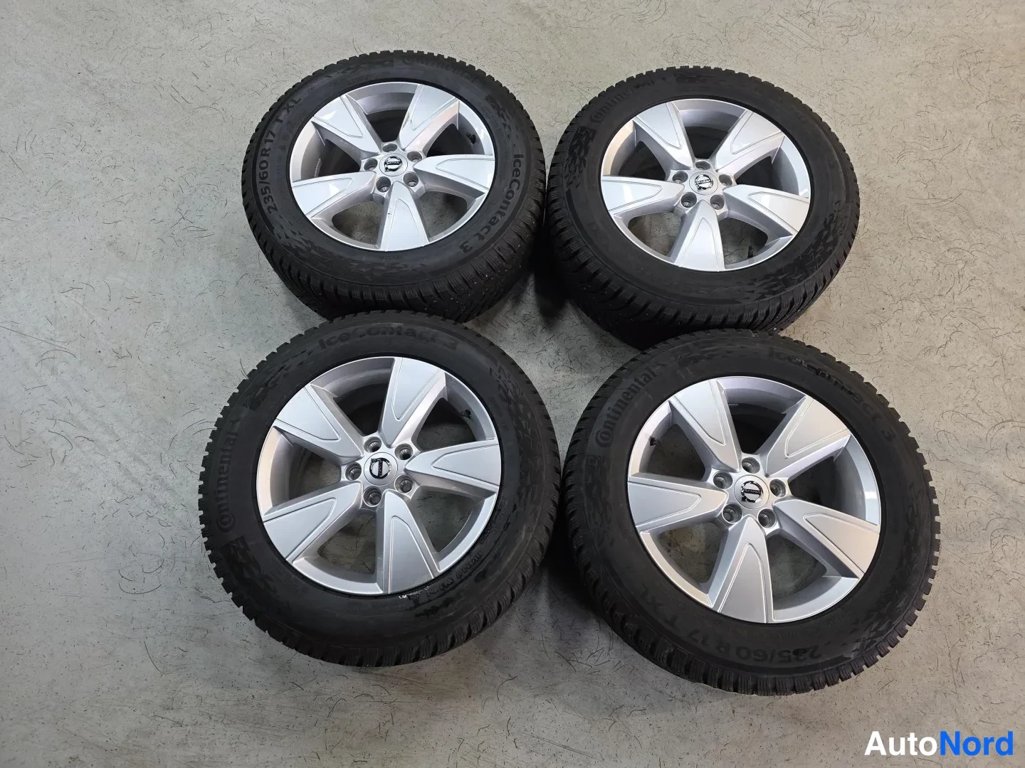 Grey Volvo XC40 2025, photo 15