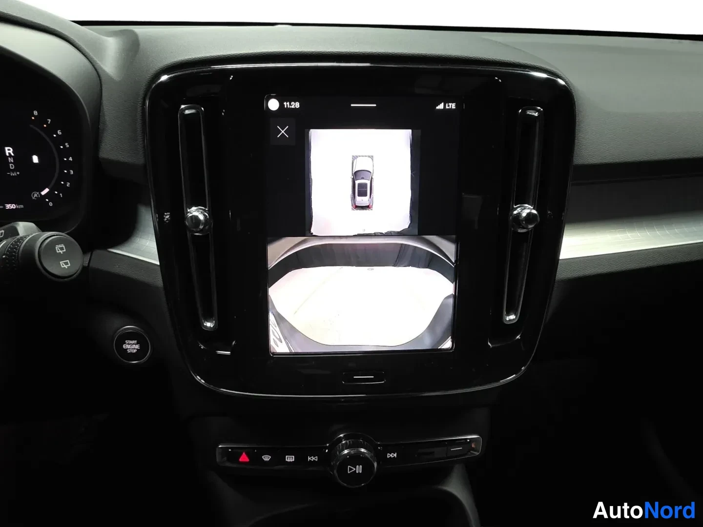 Grey Volvo XC40 2025, front, photo 4