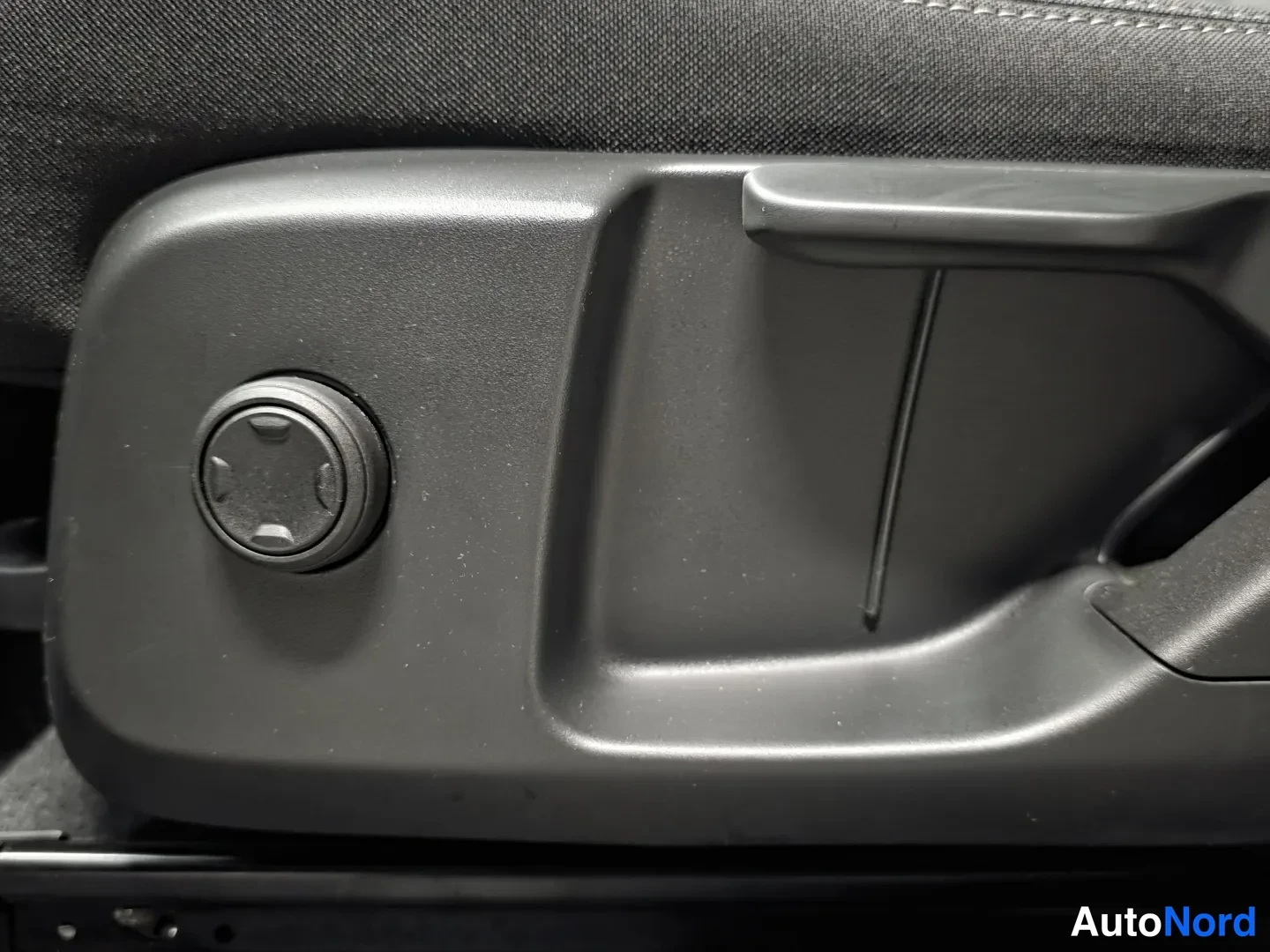 Grey Volvo XC40 2025, front, photo 6