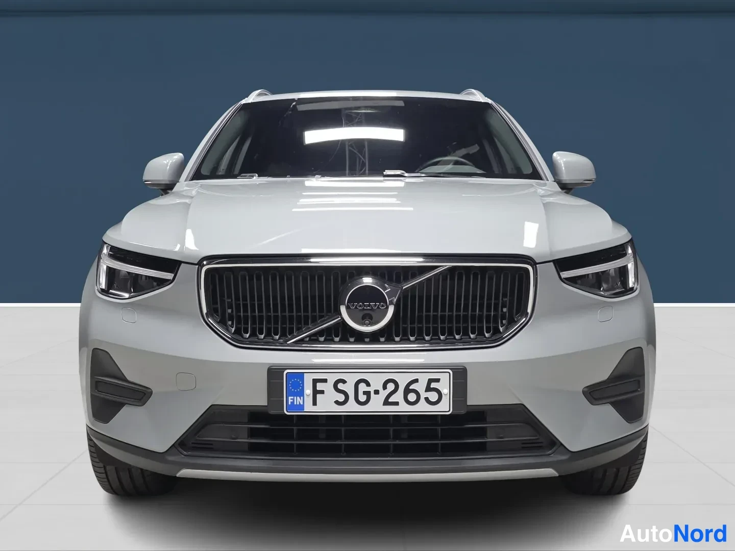 Grey Volvo XC40 2025, front, photo 3
