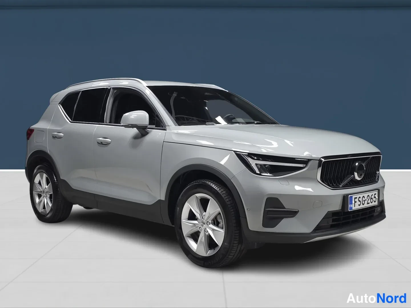 Grey Volvo XC40 2025, front three-quarter, nose to the right, photo 2