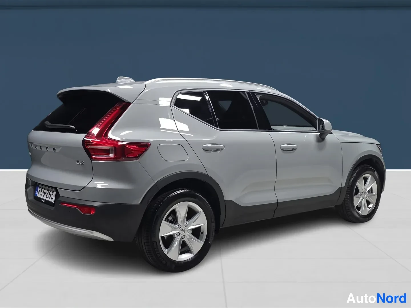 Grey Volvo XC40 2025, rear three-quarter, photo 7