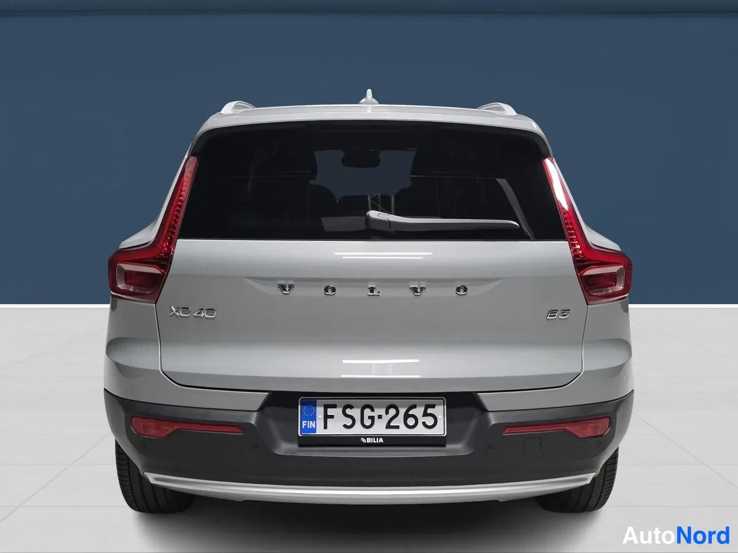 Grey Volvo XC40 2025, rear, photo 9