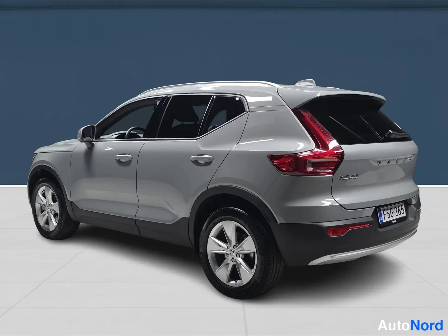 Grey Volvo XC40 2025, rear three-quarter, photo 8