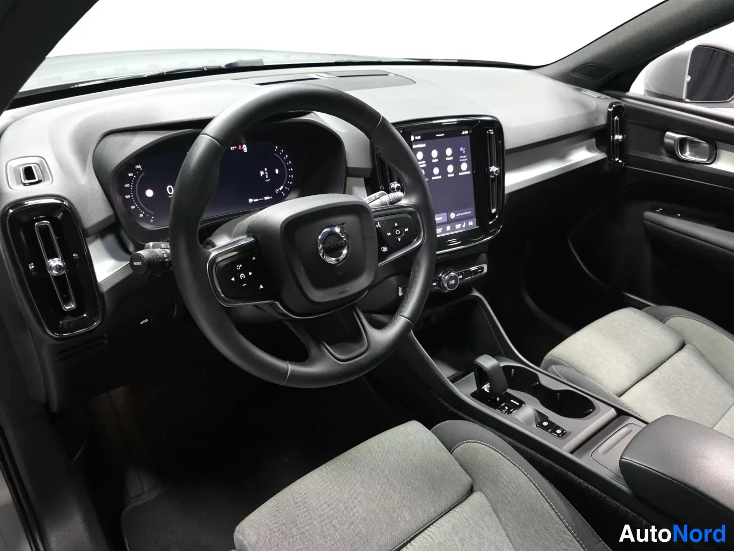 Grey Volvo XC40 2025, photo 12
