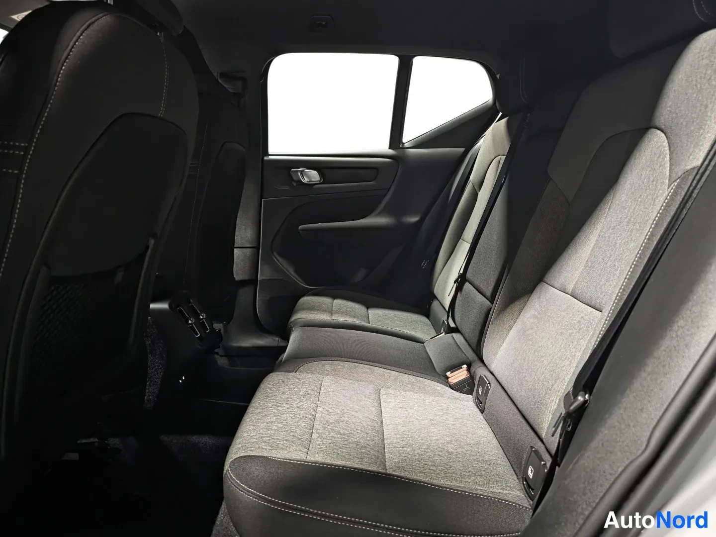 Grey Volvo XC40 2025, photo 13