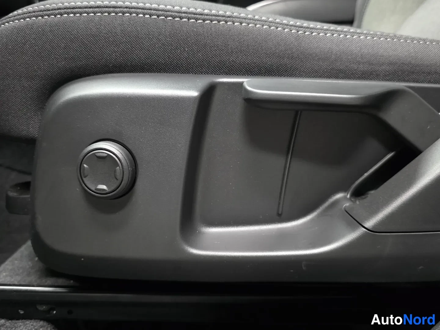 Silver Volvo XC40 2025, photo 17
