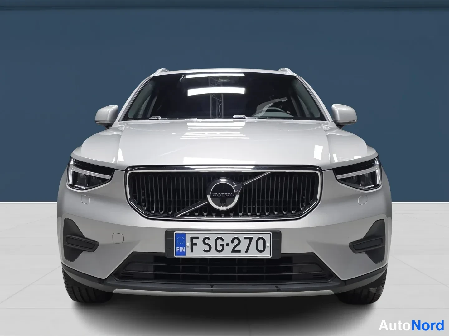 Silver Volvo XC40 2025, front, photo 4