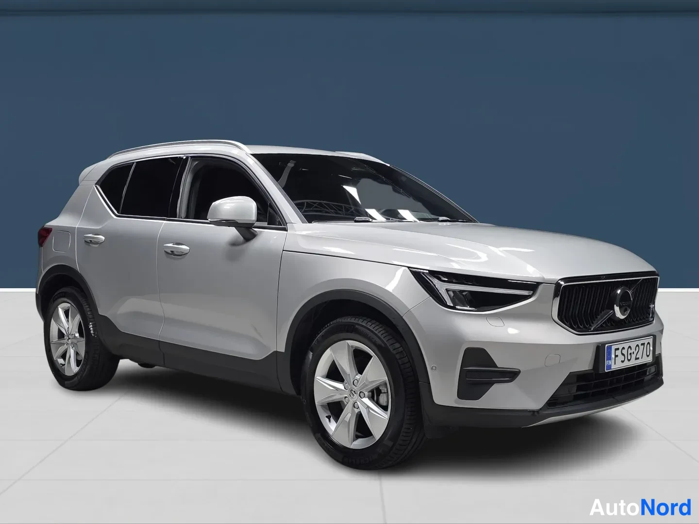 Silver Volvo XC40 2025, front three-quarter, nose to the right, photo 3