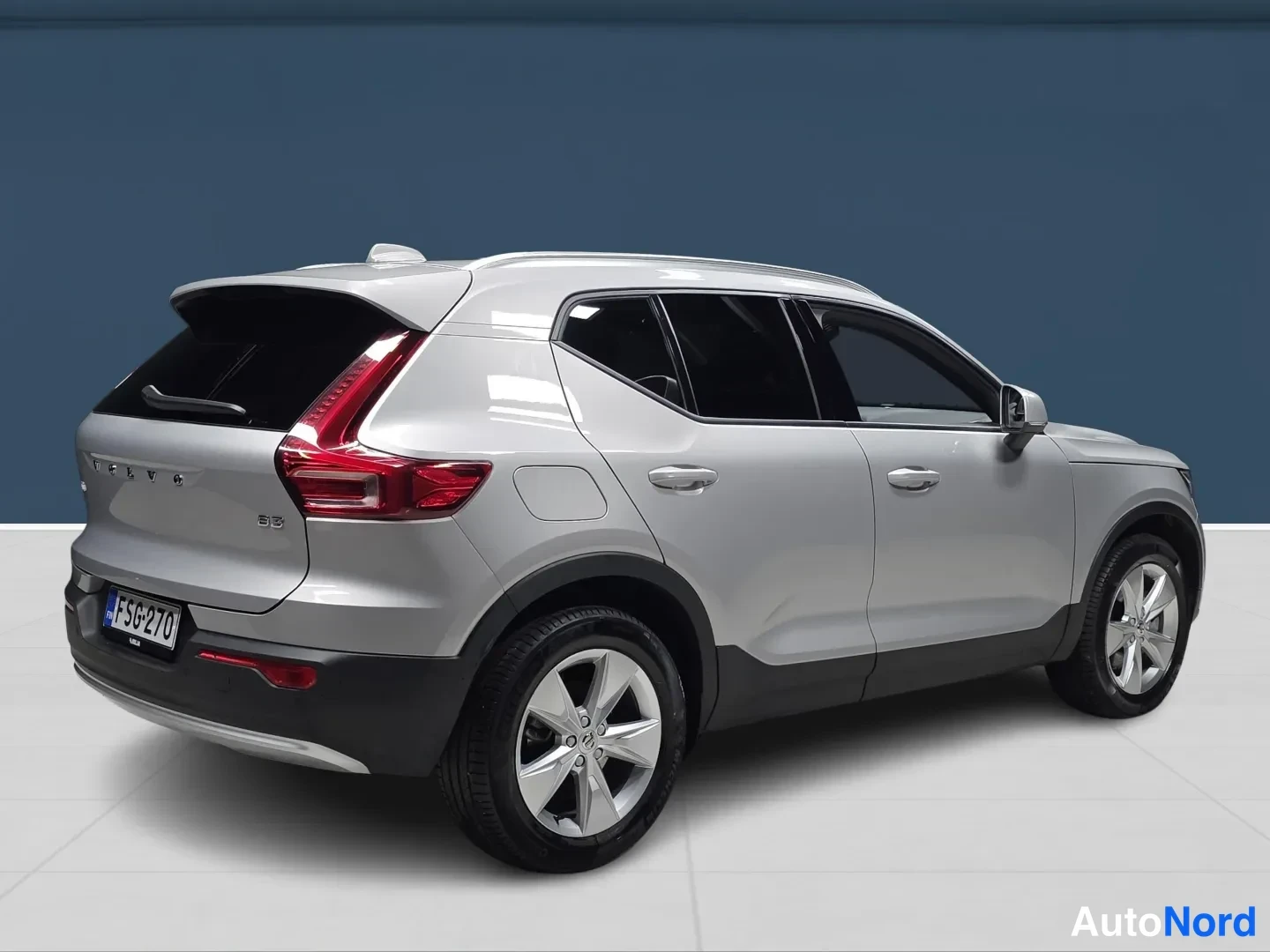 Silver Volvo XC40 2025, rear three-quarter, photo 5