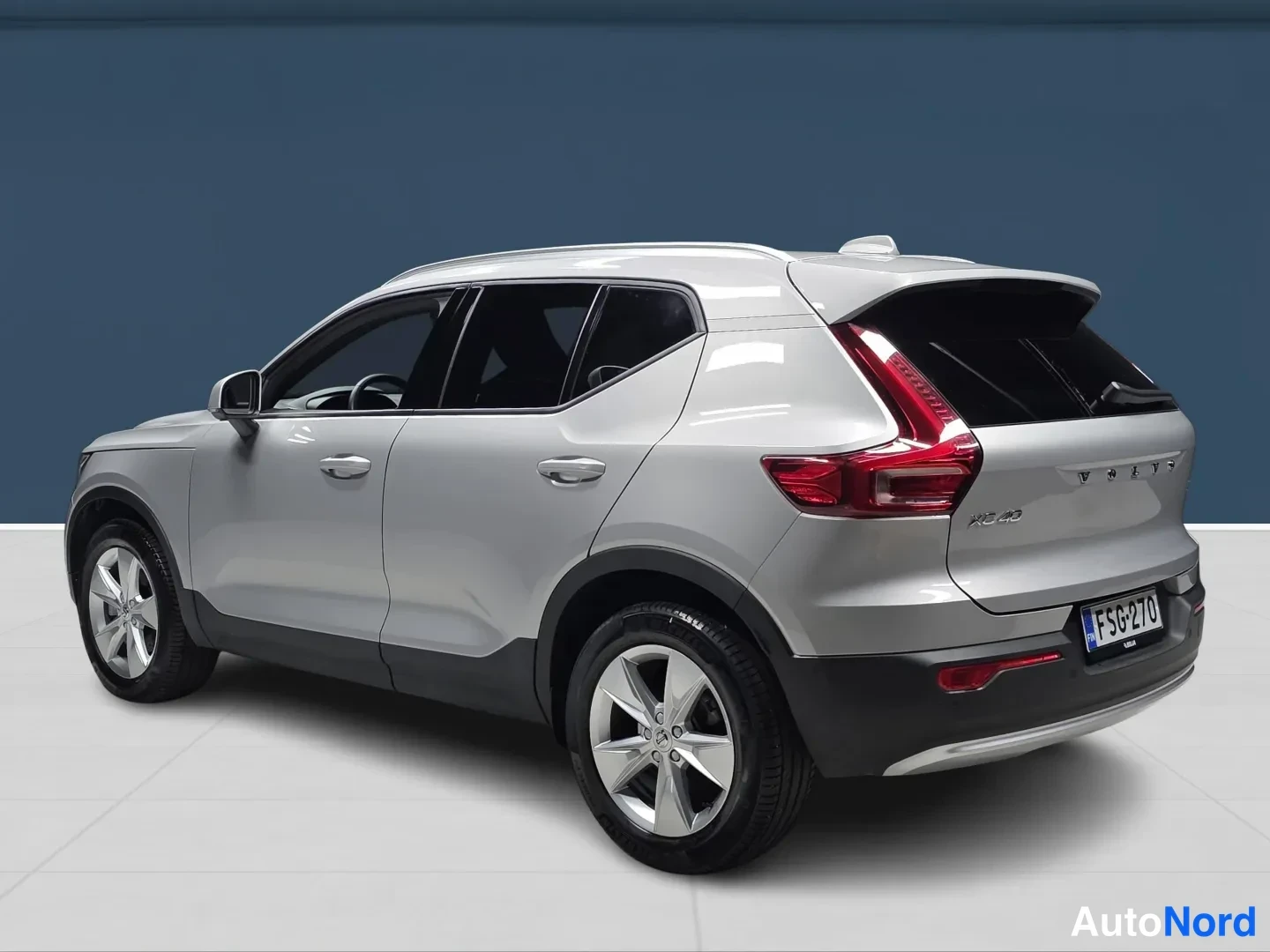 Silver Volvo XC40 2025, front three-quarter, nose to the left, photo 2