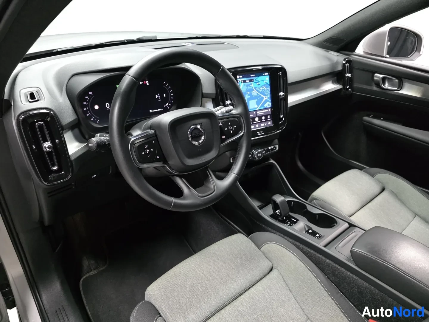Silver Volvo XC40 2025, photo 10