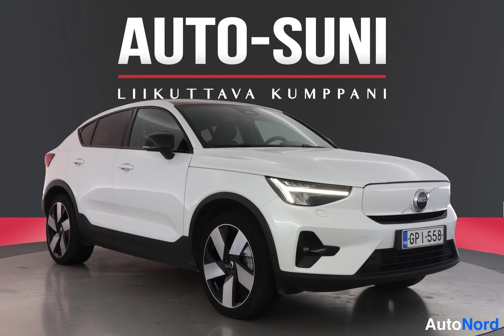 Valkoinen Volvo C40 2022, etuviisto, keula oikealle, kuva 2