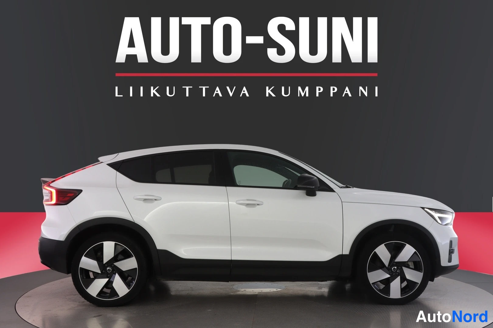 Valkoinen Volvo C40 2022, sivulta, kuva 3