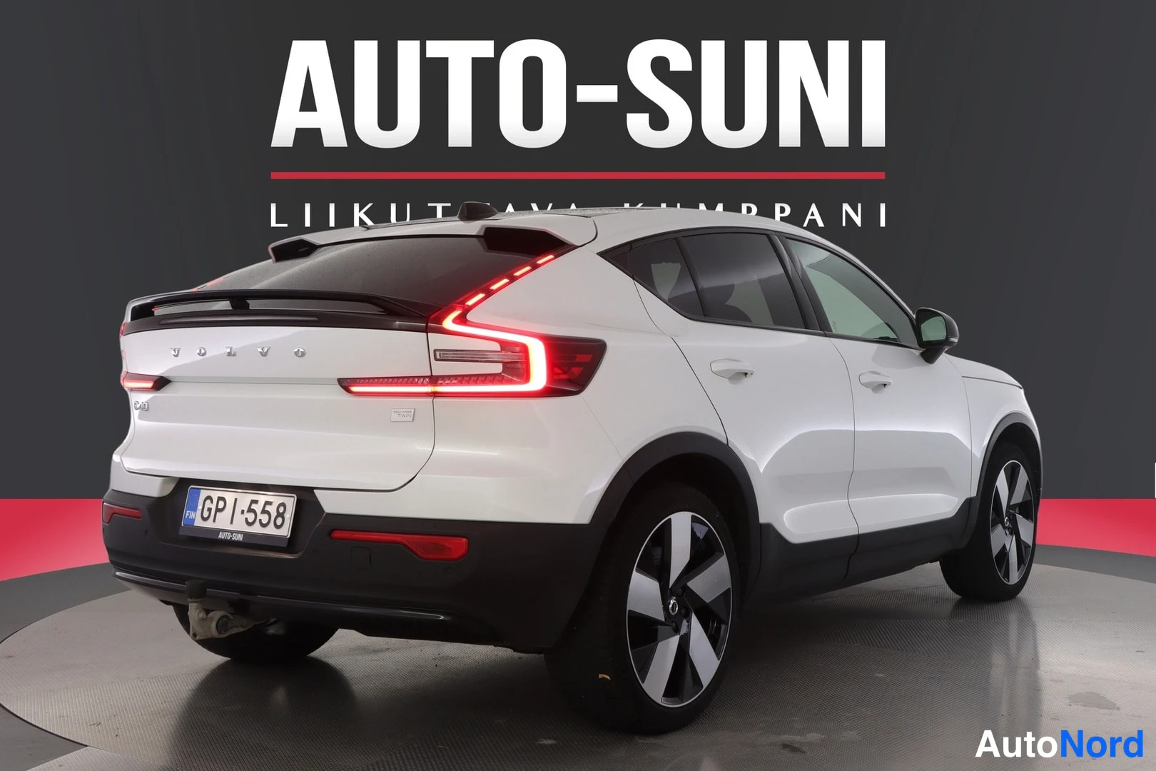 Valkoinen Volvo C40 2022, takaviisto, kuva 5