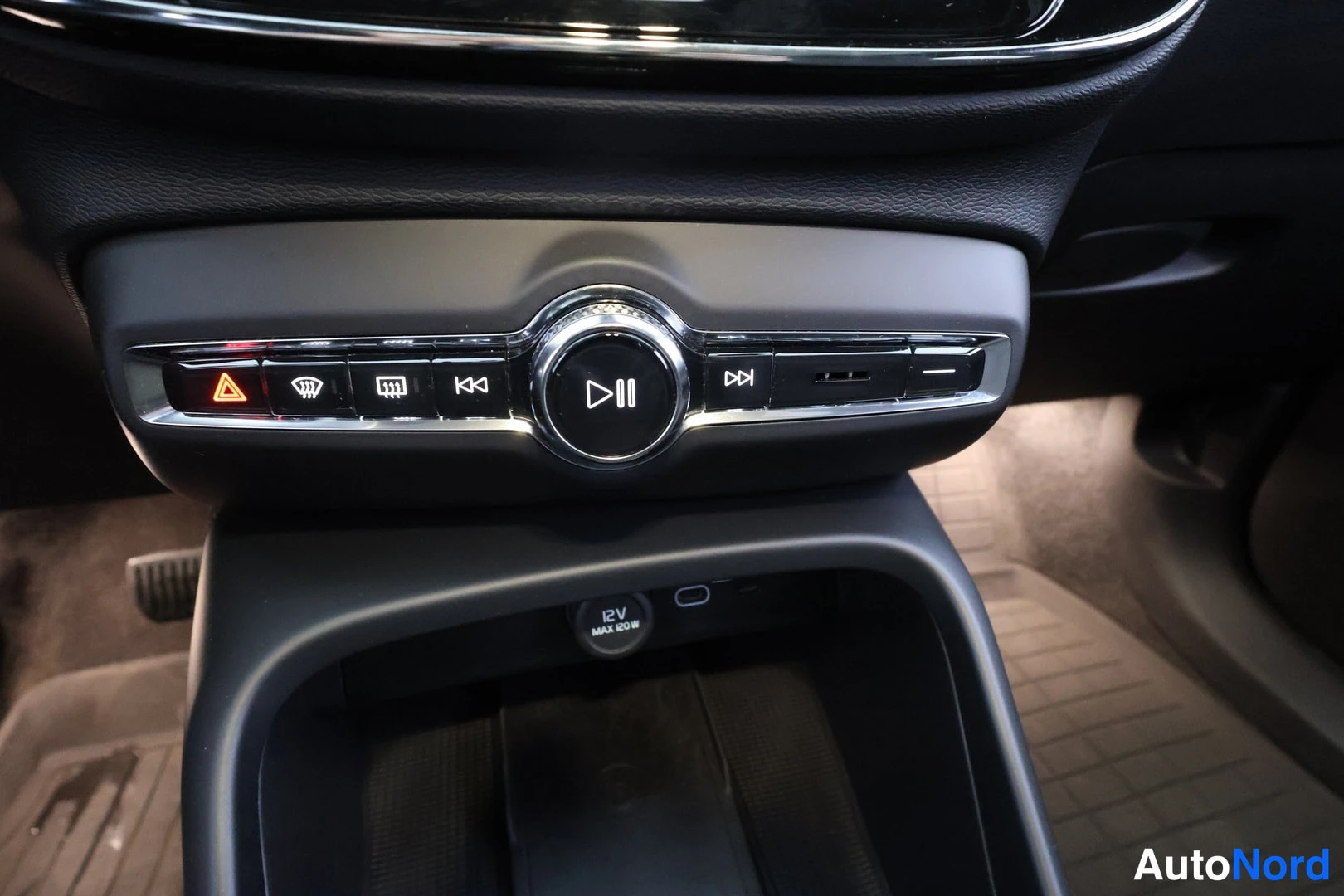 Valkoinen Volvo C40 2022, yksityiskohta, kuva 13