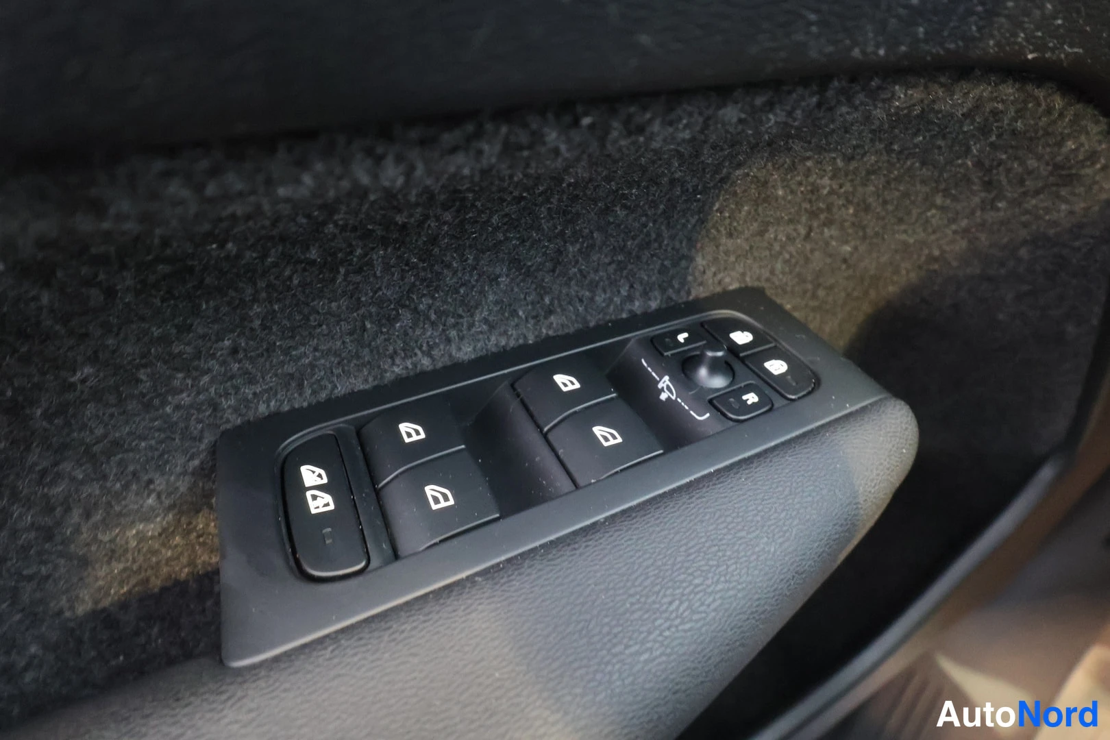 Valkoinen Volvo C40 2022, yksityiskohta, kuva 16