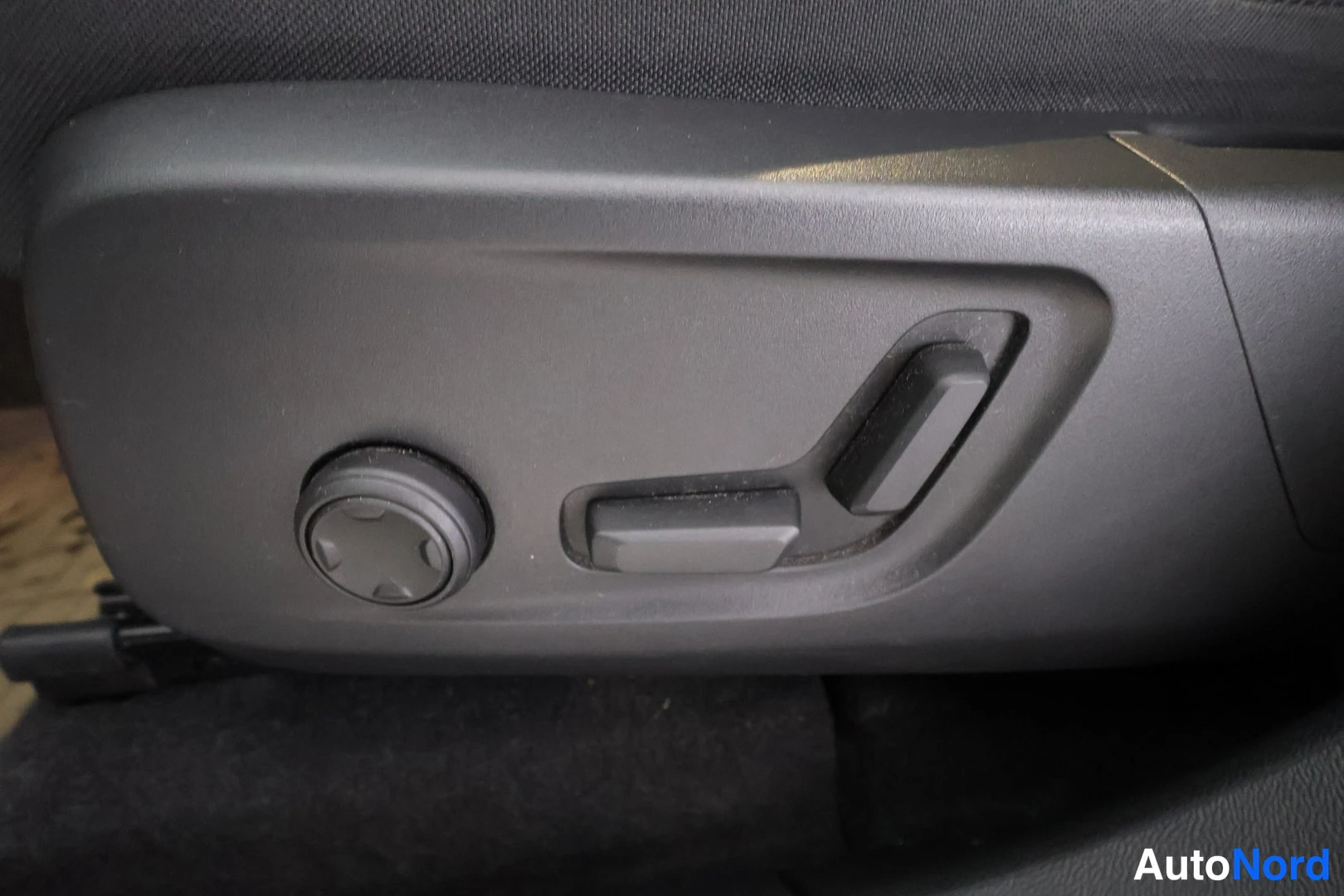 Valkoinen Volvo C40 2022, yksityiskohta, kuva 17