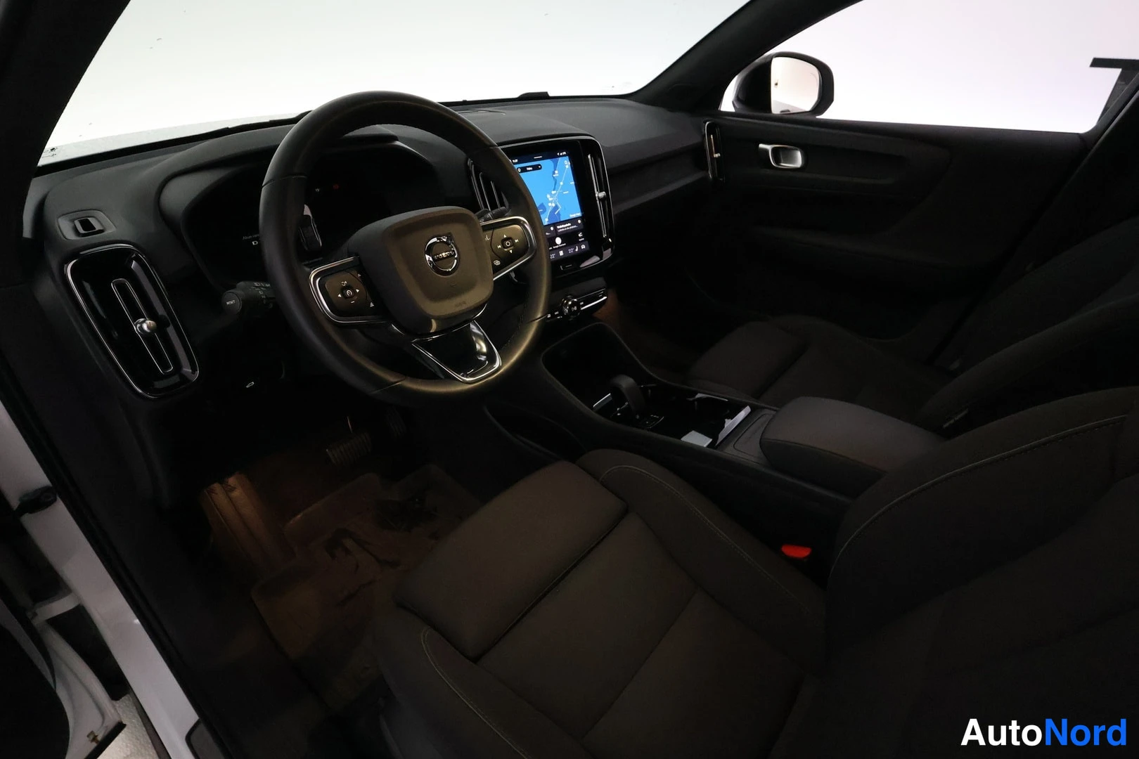 Valkoinen Volvo C40 2022, ohjaamo, kuva 7