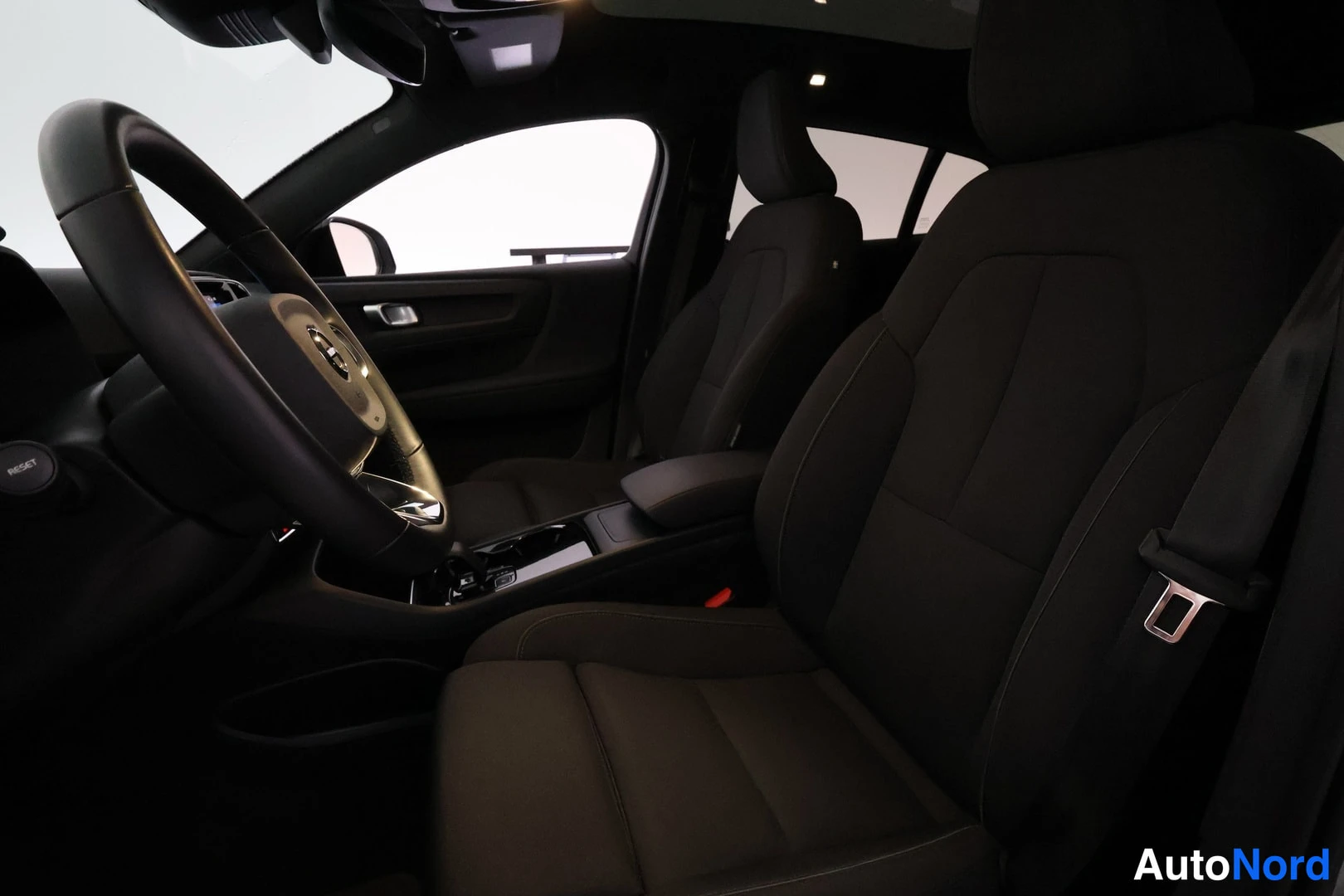 Valkoinen Volvo C40 2022, etuistuimet, kuva 8