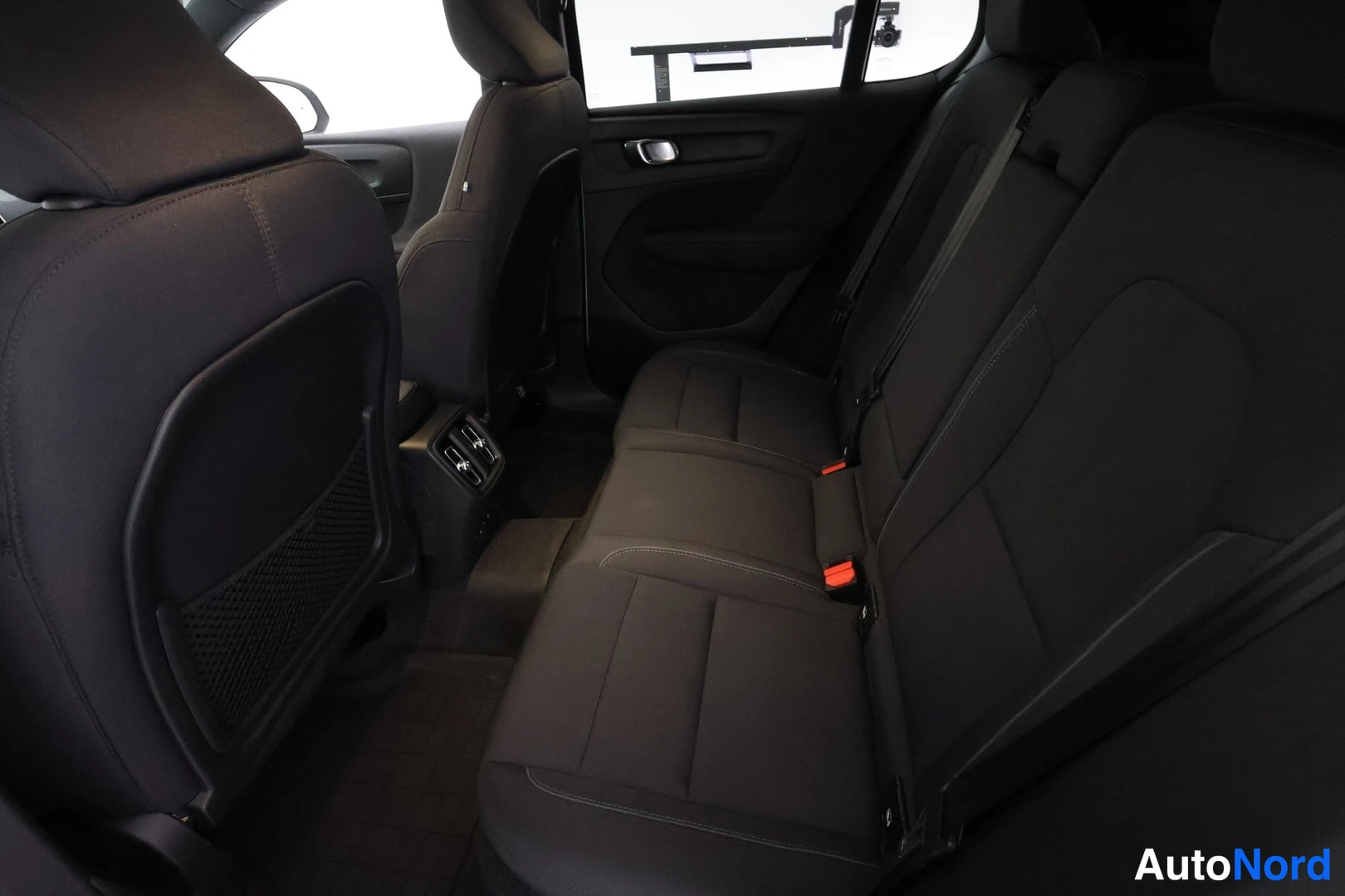 Valkoinen Volvo C40 2022, takaistuimet, kuva 9