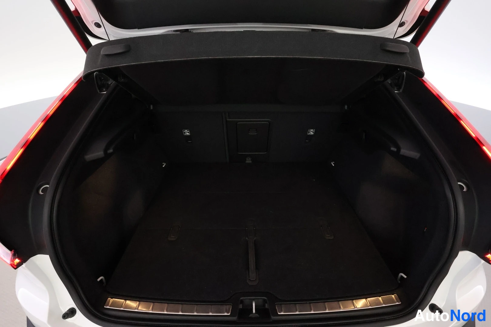 Valkoinen Volvo C40 2022, tavaratila, kuva 10