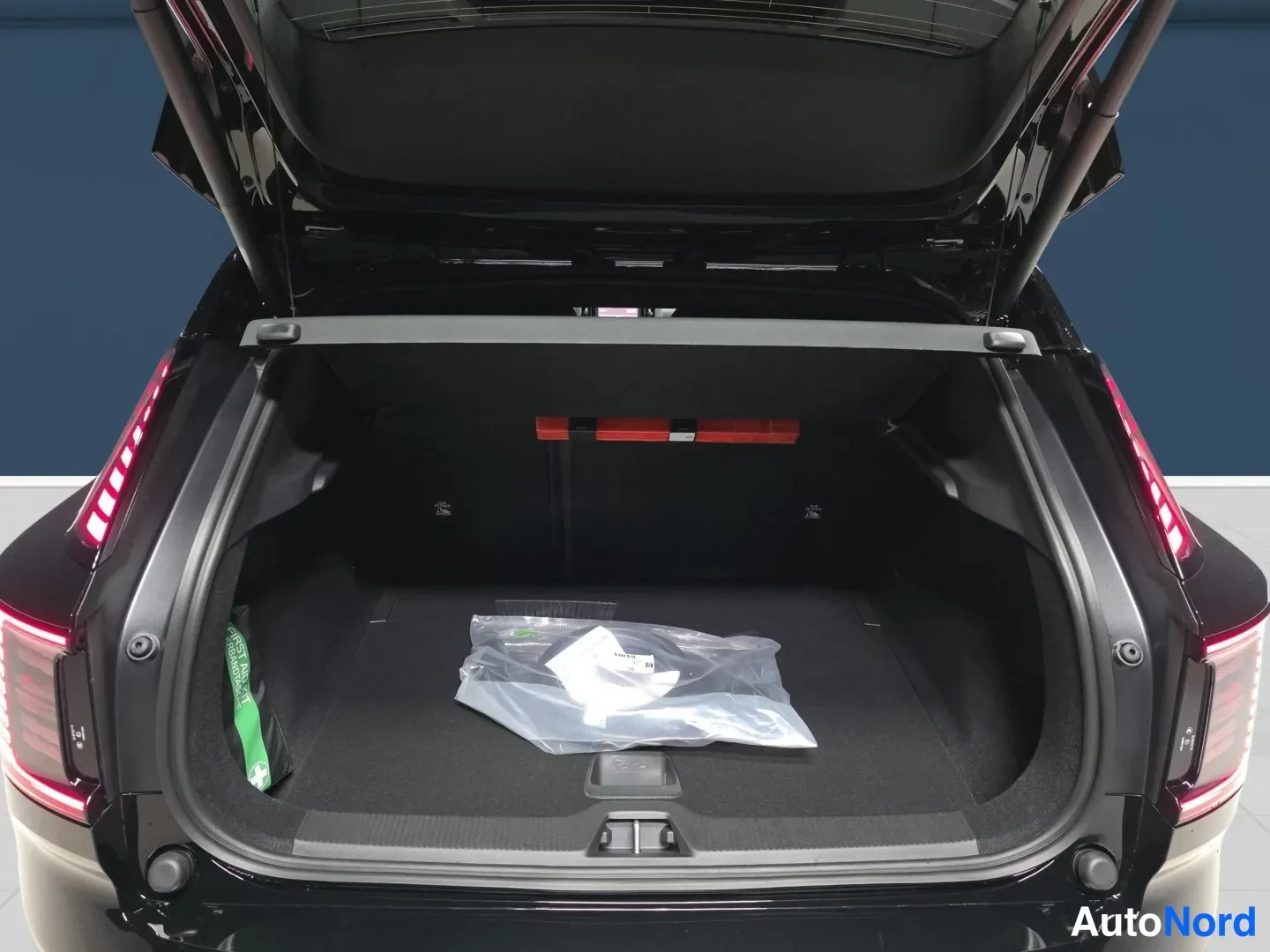 Black Volvo EX30 2027, photo 7
