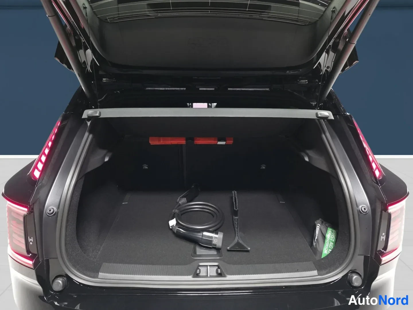 Black Volvo EX30 2027, photo 7