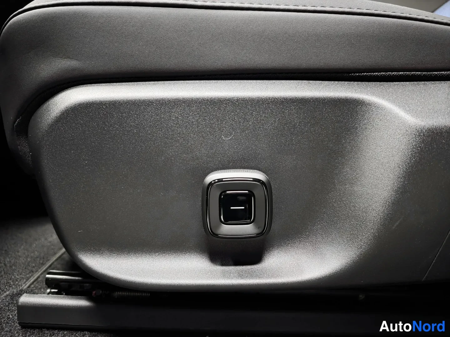 Black Volvo EX30 2027, photo 13