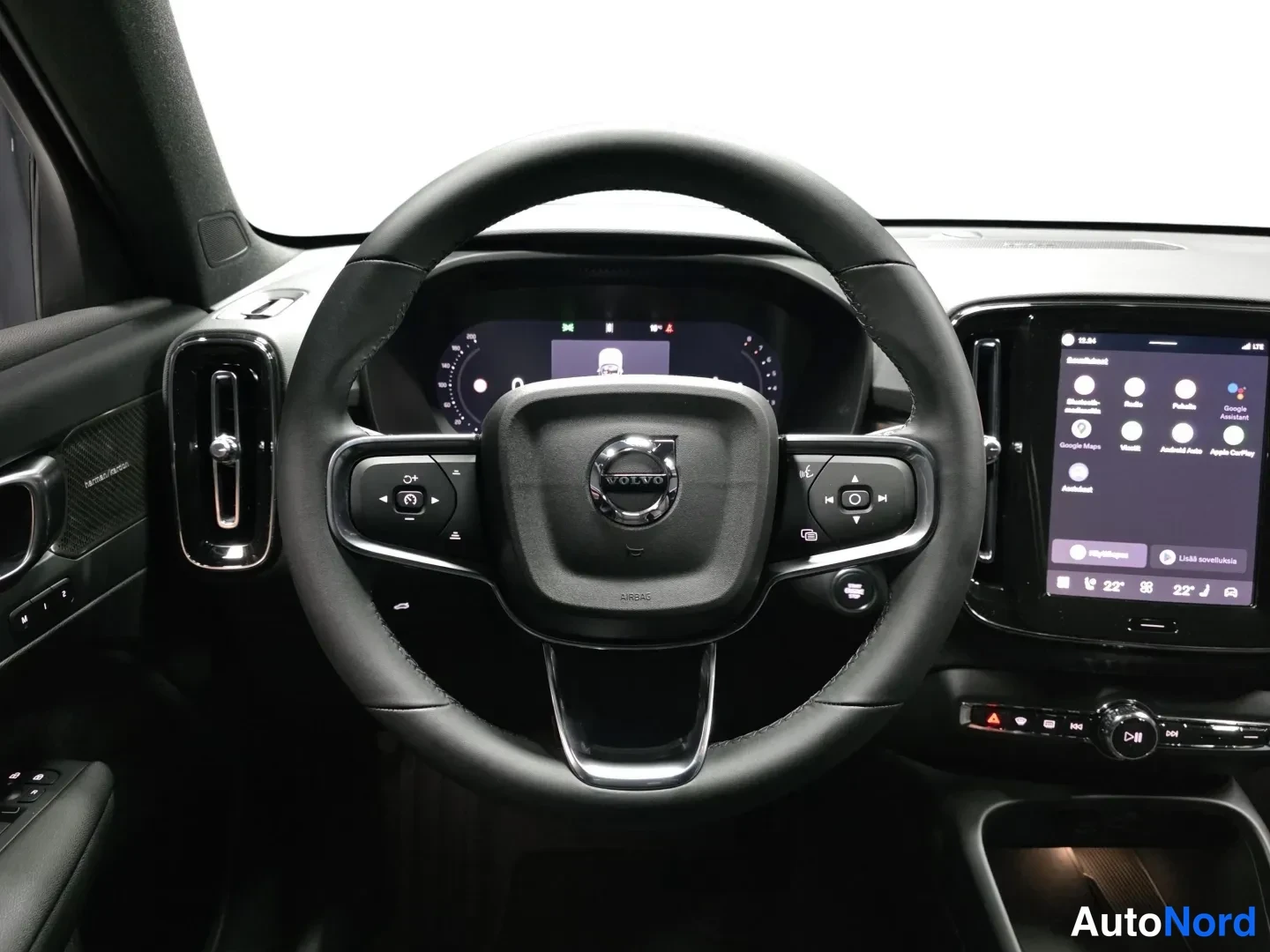 Black Volvo XC40 2026, photo 12