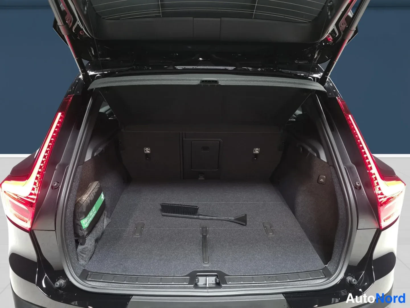 Black Volvo XC40 2026, rear, photo 7