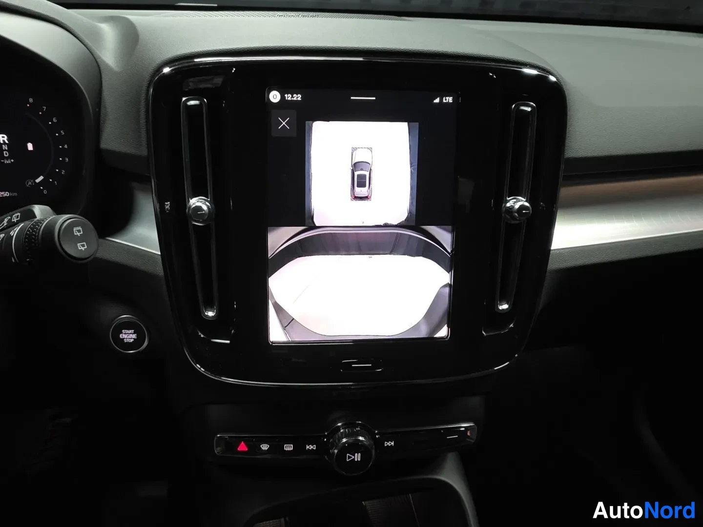Black Volvo XC40 2026, photo 13