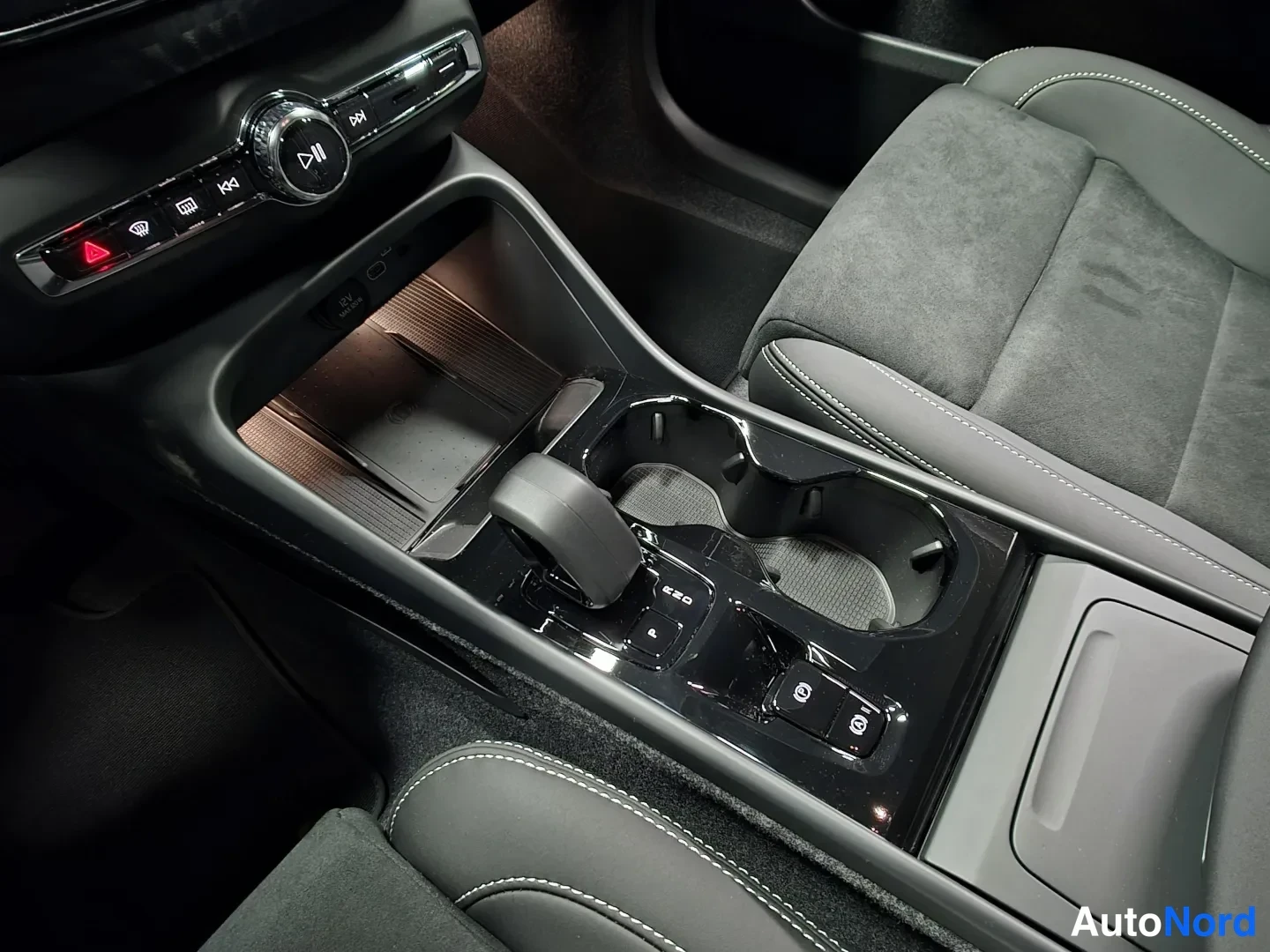 Black Volvo XC40 2026, photo 14