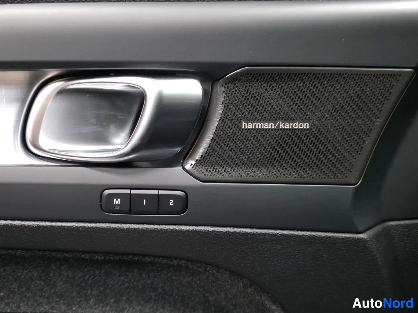 Black Volvo XC40 2026, photo 15