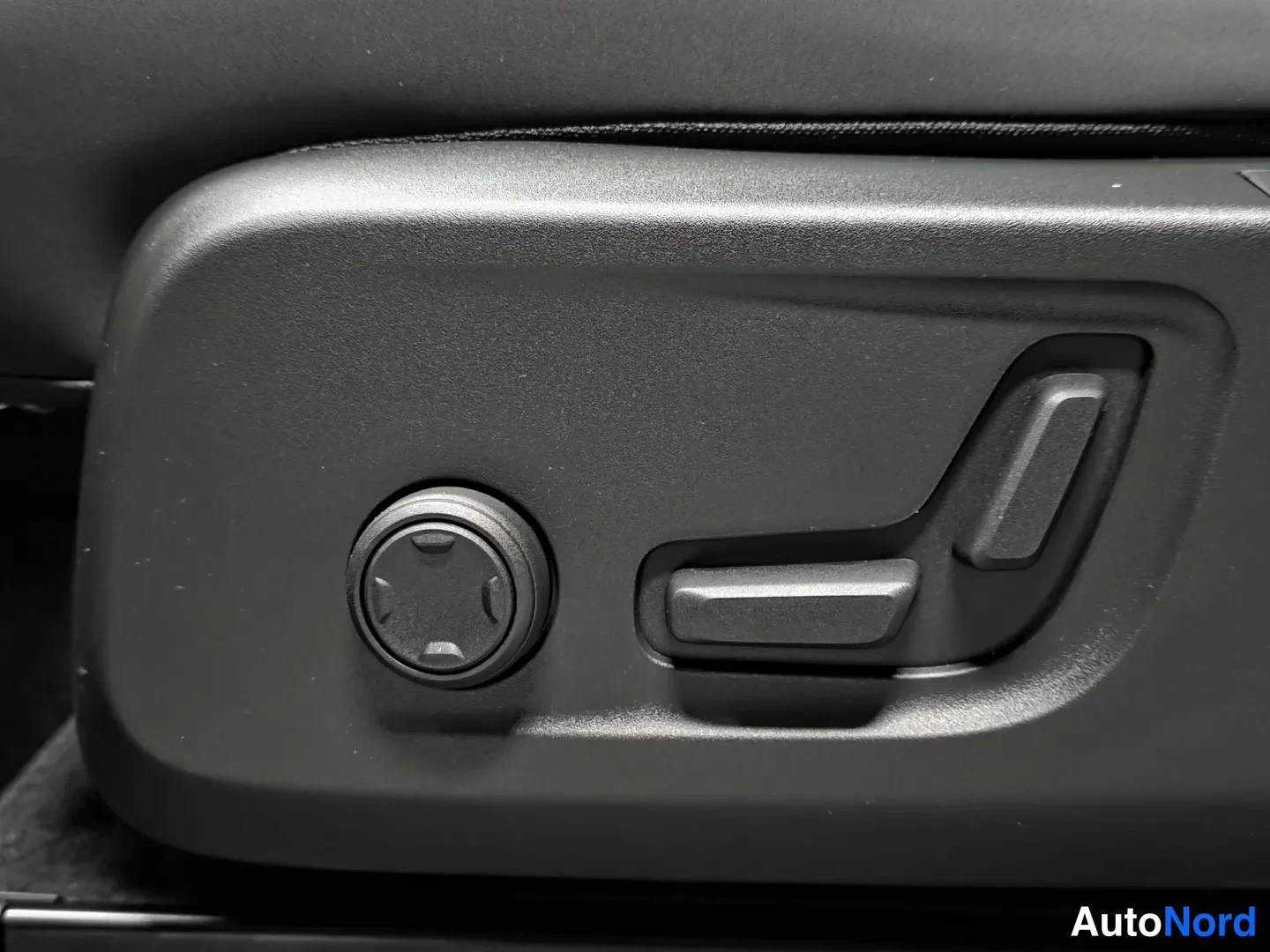 Black Volvo XC40 2026, photo 16