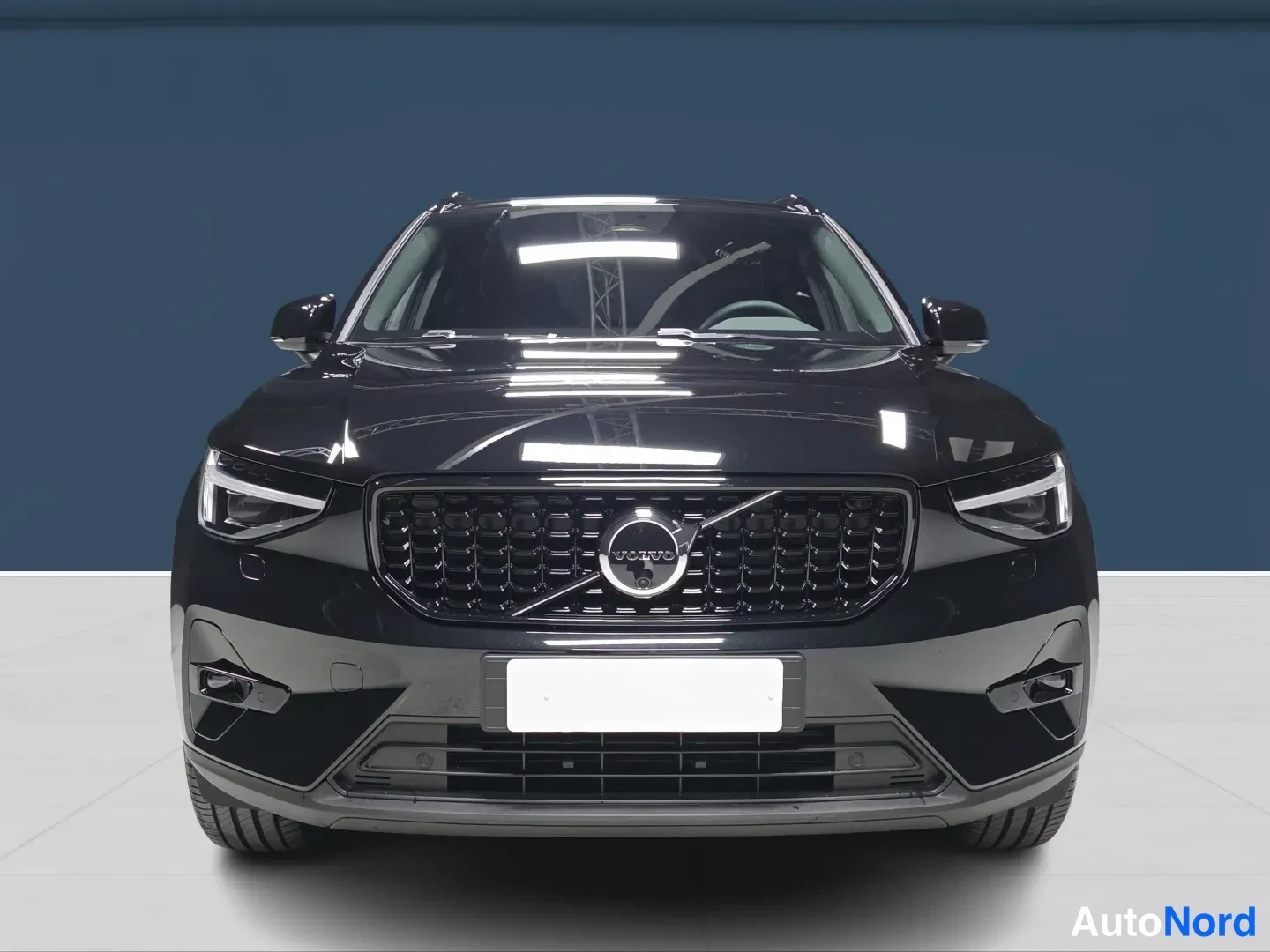 Black Volvo XC40 2026, front, photo 3