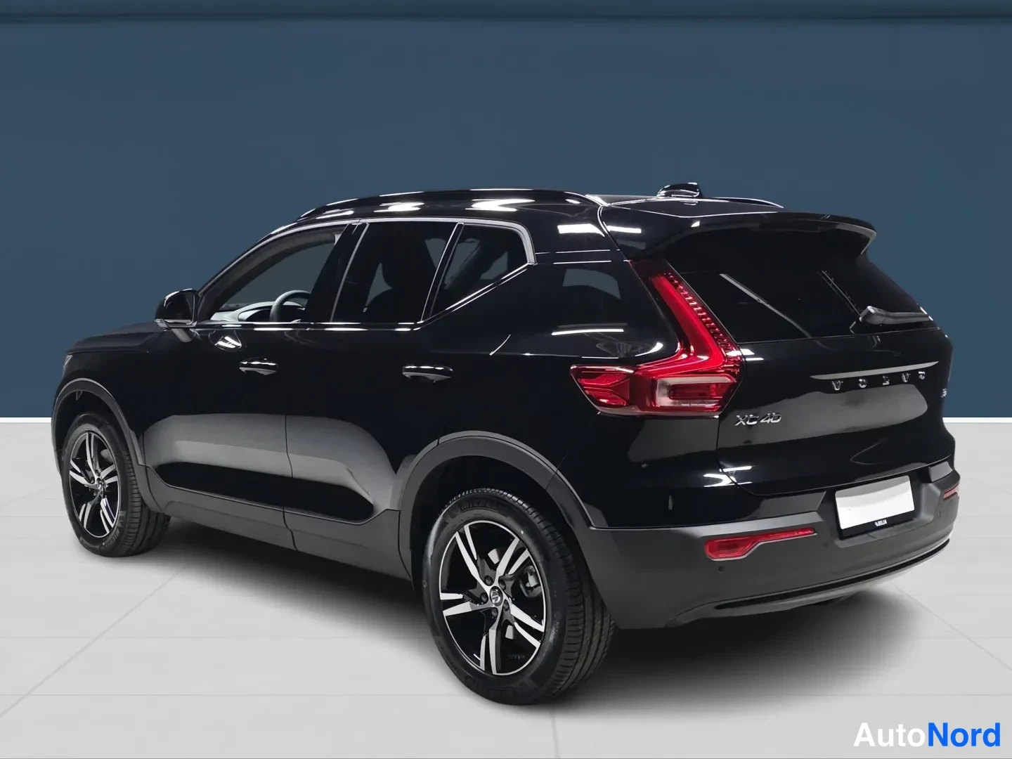 Black Volvo XC40 2026, rear three-quarter, photo 5