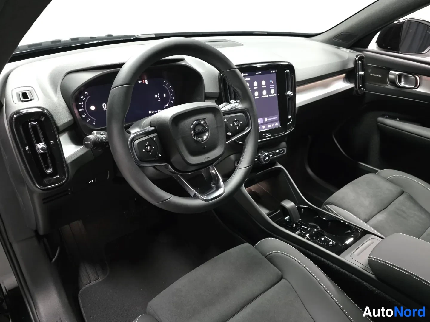 Black Volvo XC40 2026, photo 10