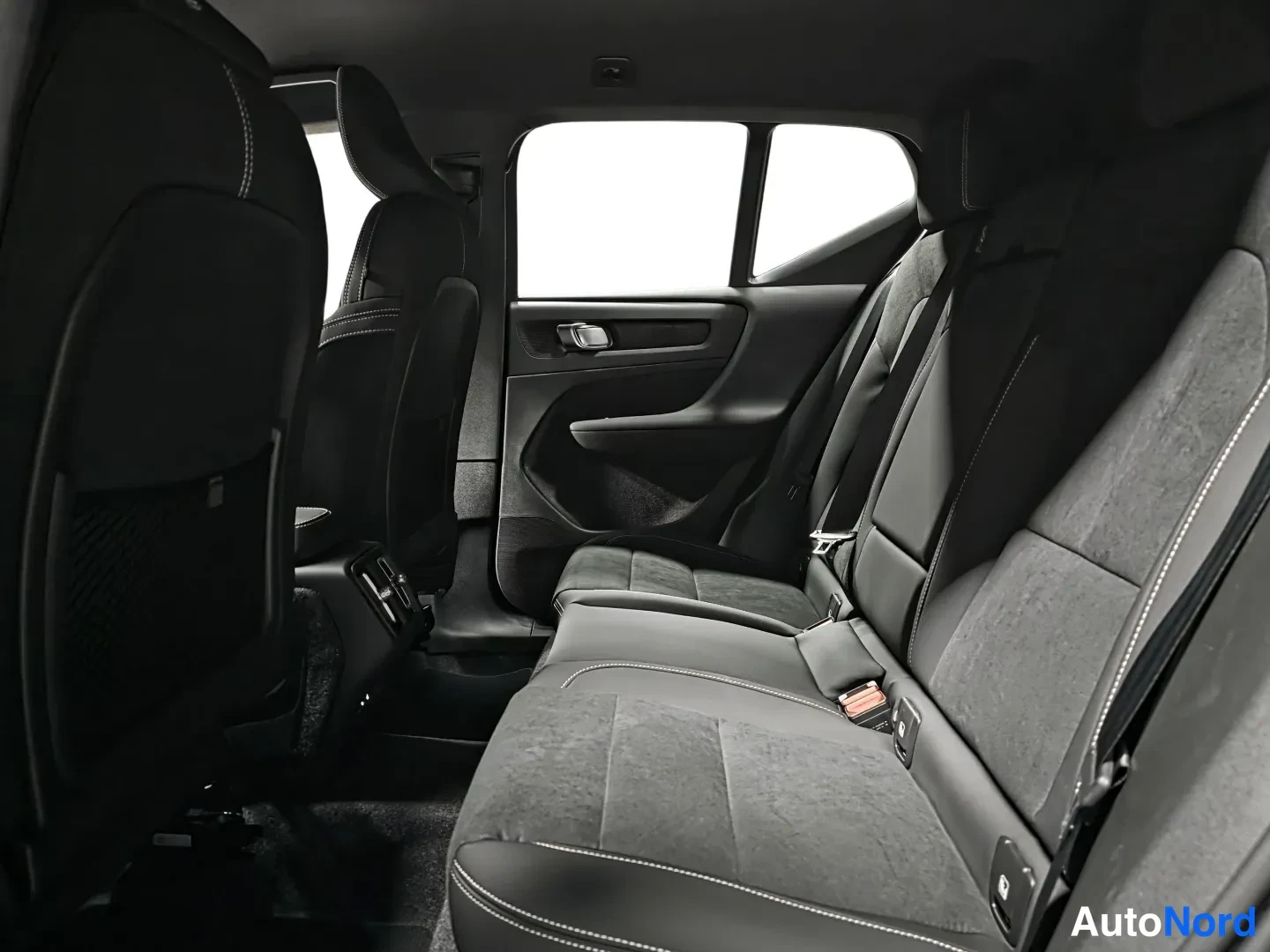 Black Volvo XC40 2026, photo 11