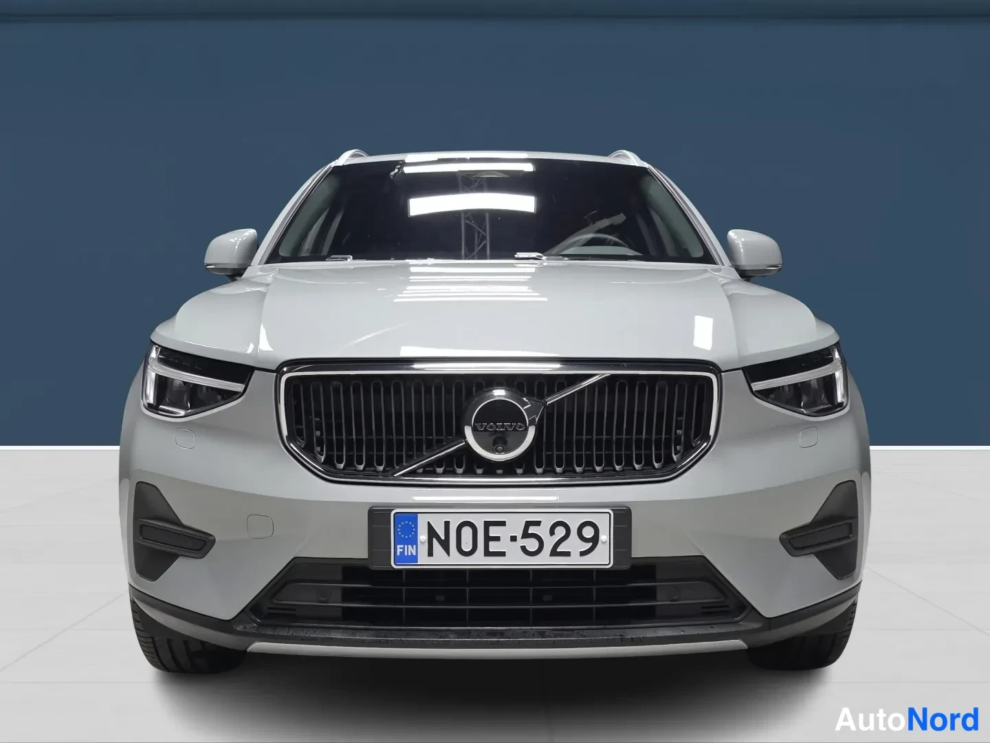 Grey Volvo XC40 2025, front, photo 3