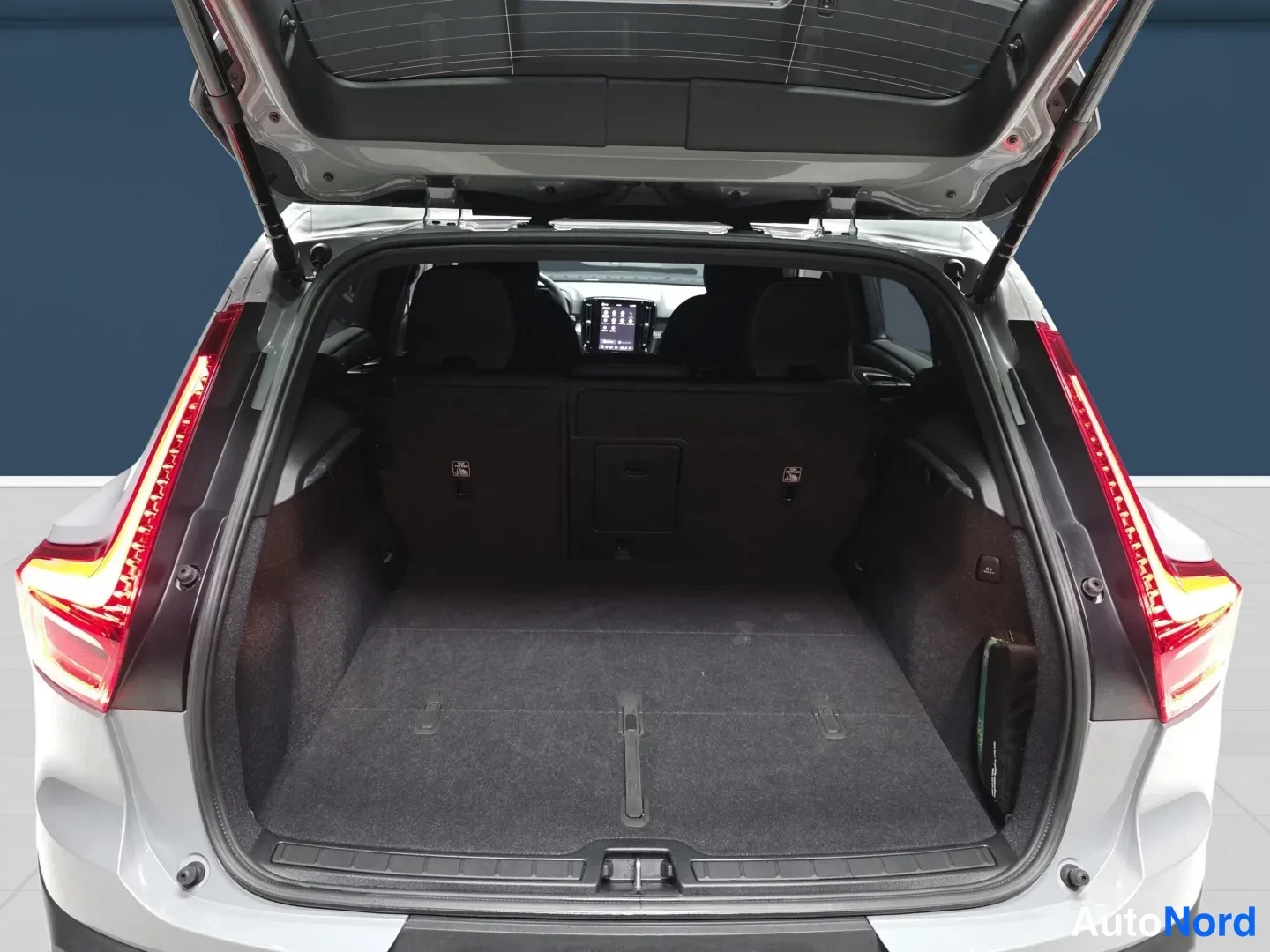 Grey Volvo XC40 2025, rear, photo 7