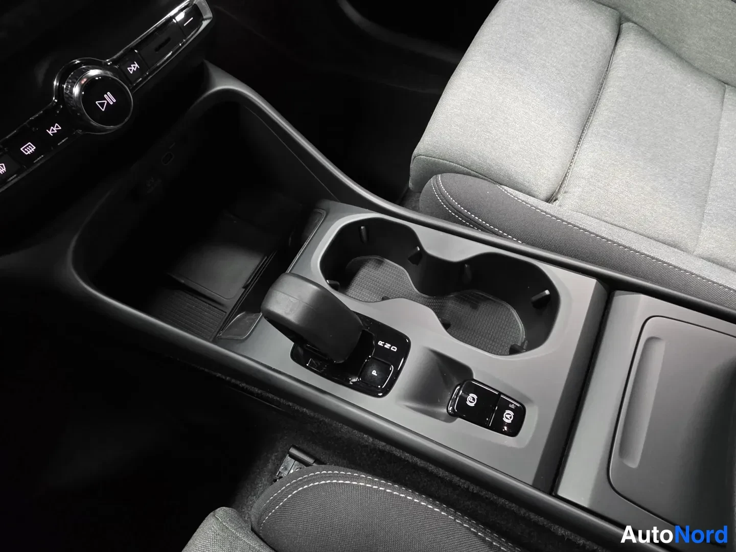 Grey Volvo XC40 2025, photo 13