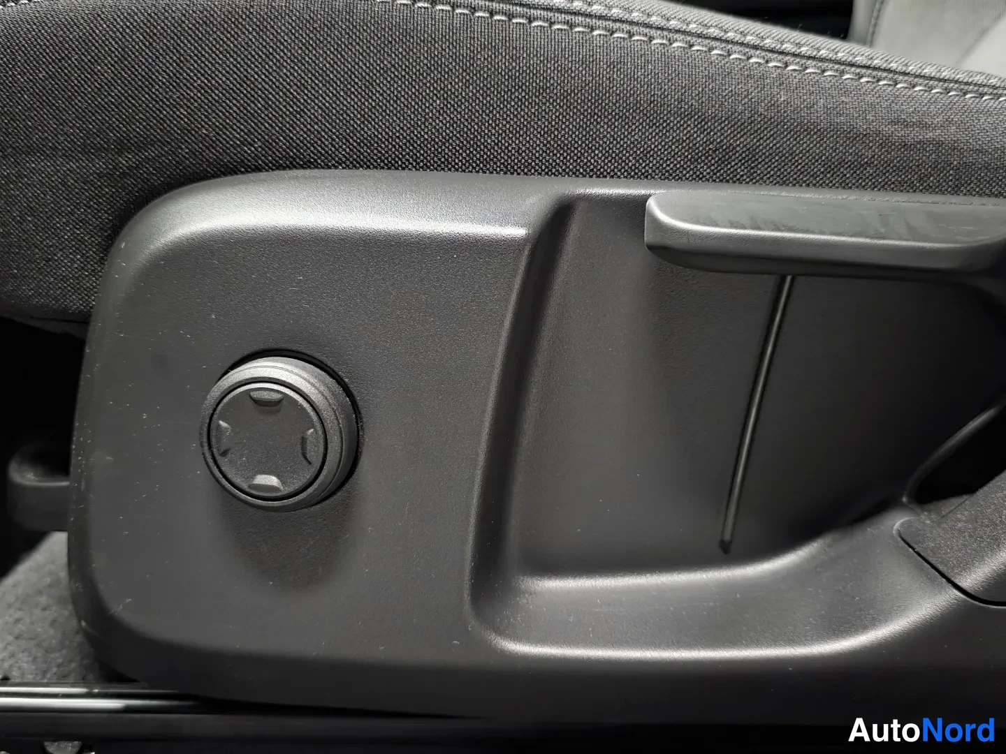 Grey Volvo XC40 2025, photo 14