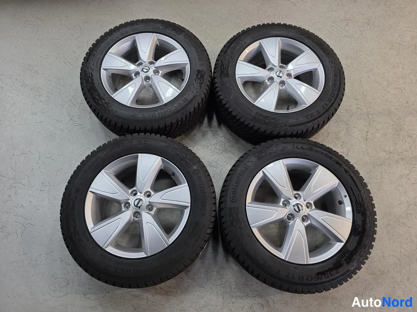 Grey Volvo XC40 2025, photo 16